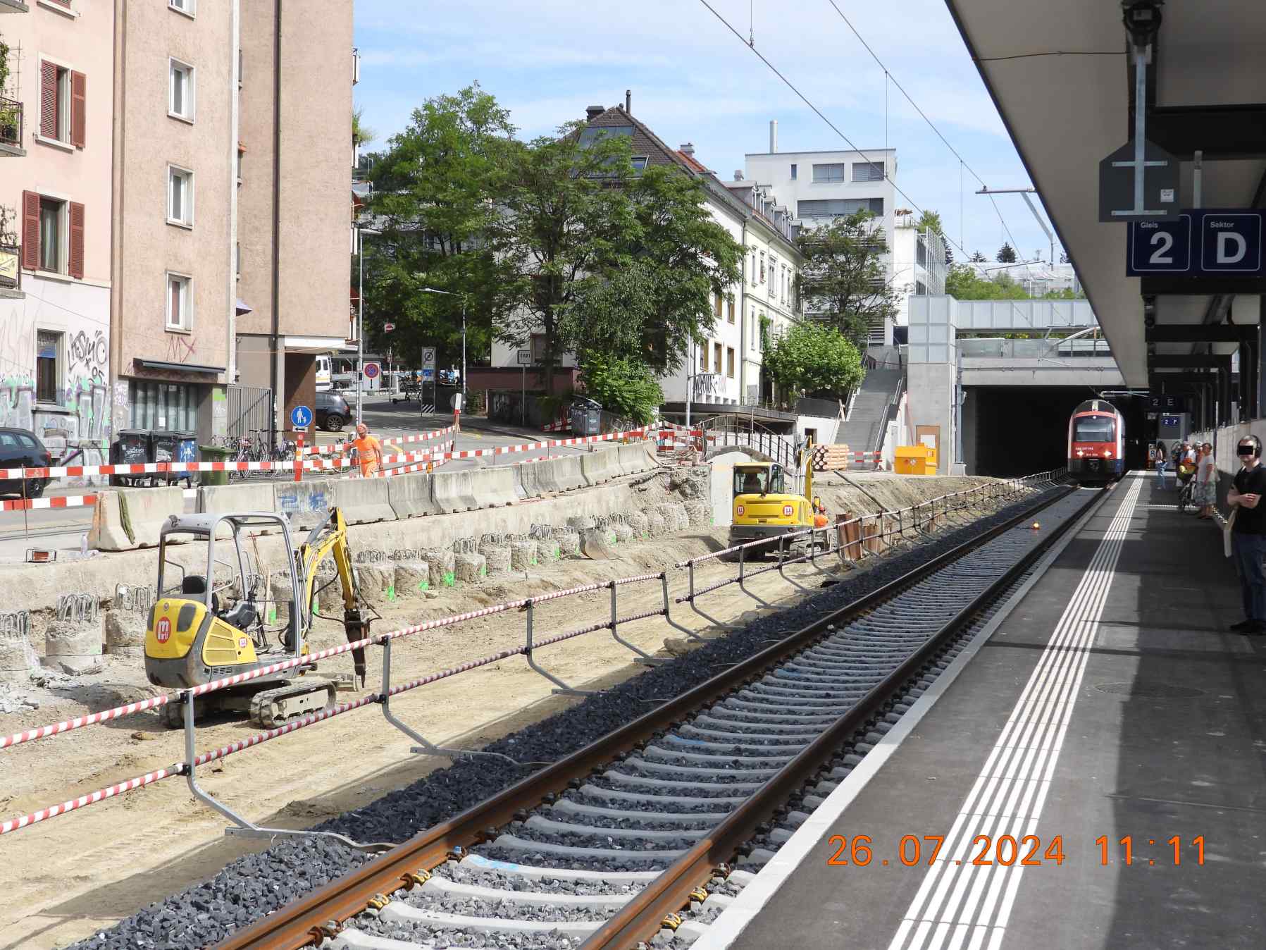 1_rw028050-S24-faehrt-ein