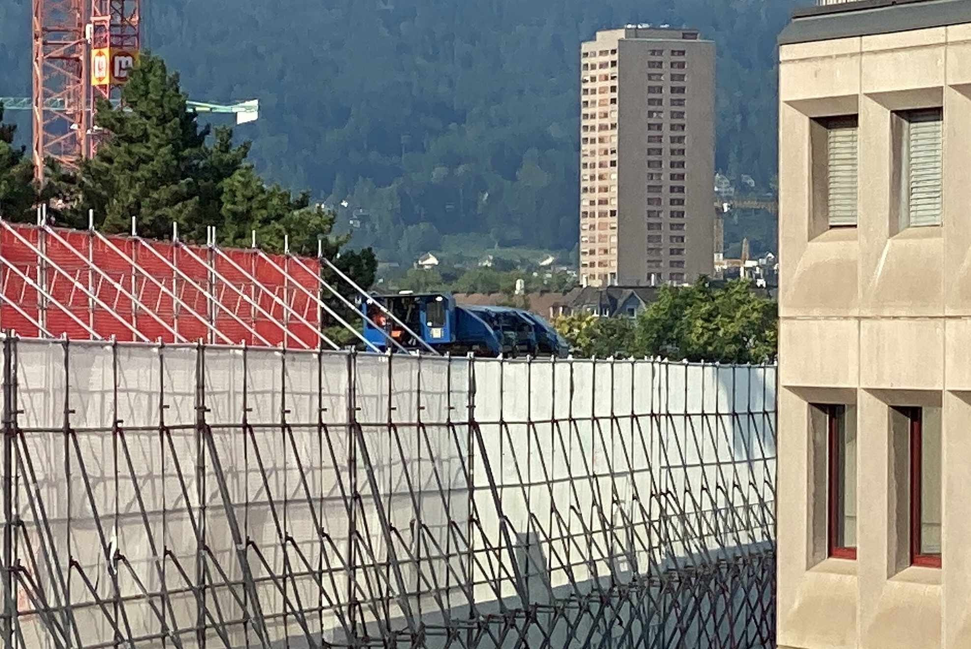 2024-08-28-09.43.00-blaues-Schienenfahrzeug-auf-Viadukt