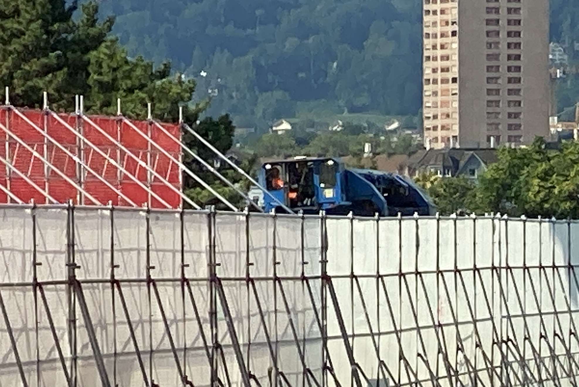2024-08-28-09.43.09-blaues-Schienenfahrzeug-auf-Viadukt