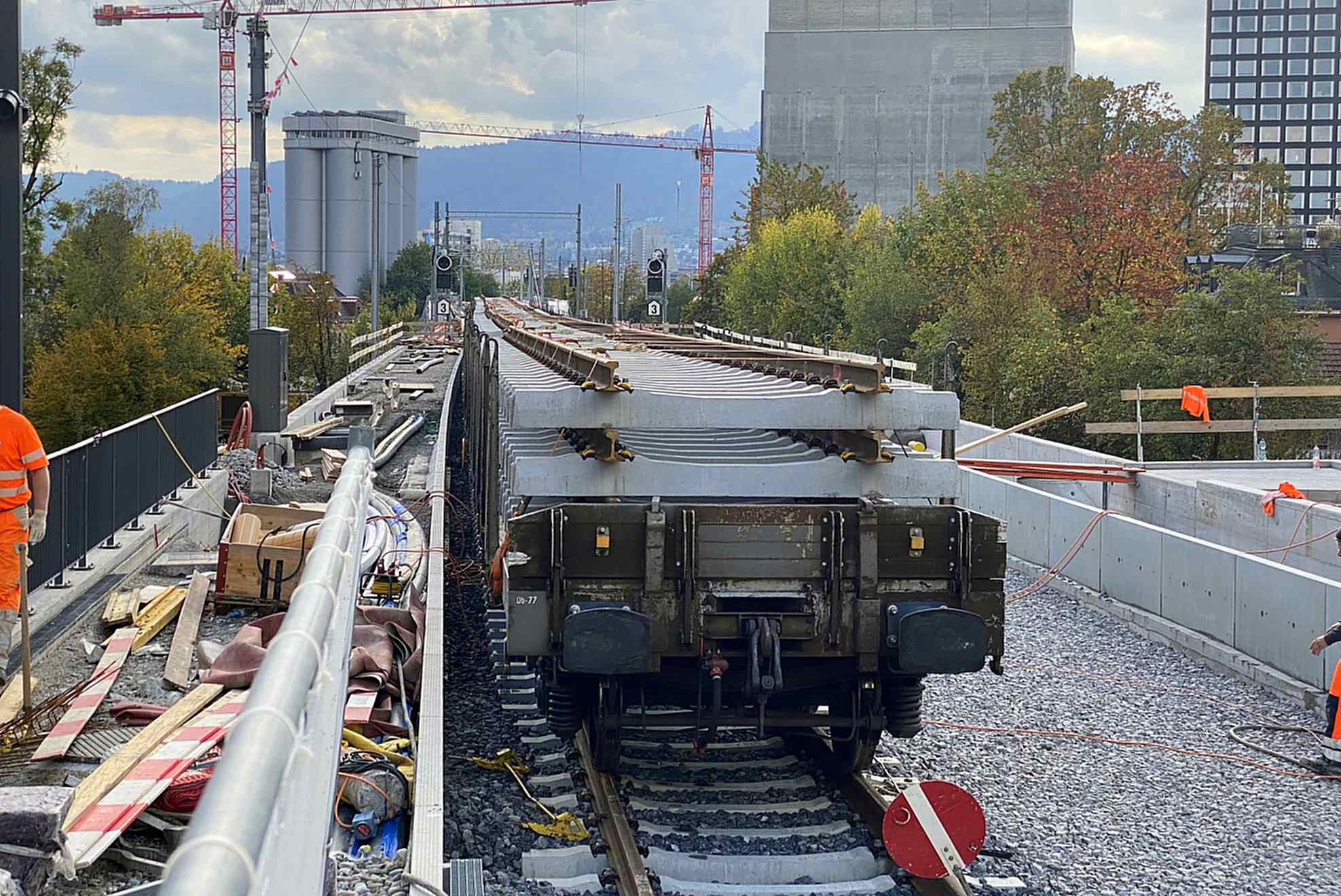 2024-10-22-15.07.22-Gleis-1-liegt-in-Einzelstuecken-auf-Eisenbahnwagen