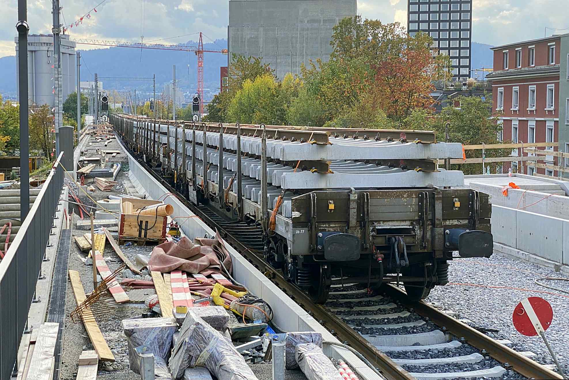 2024-10-22-15.08.18-Gleis-1-liegt-in-Einzelstuecken-auf-Eisenbahnwagen