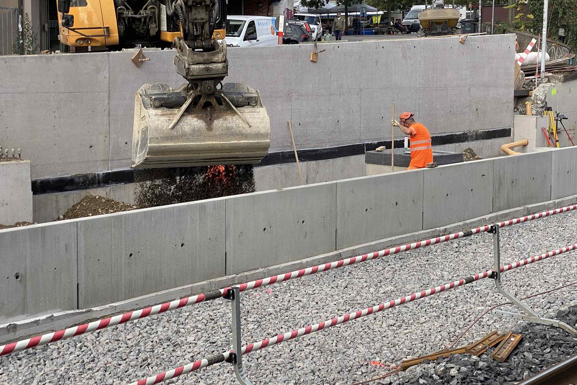 2024-10-22-15.21.27-Perron-wird-mit-Erde-aufgefuellt