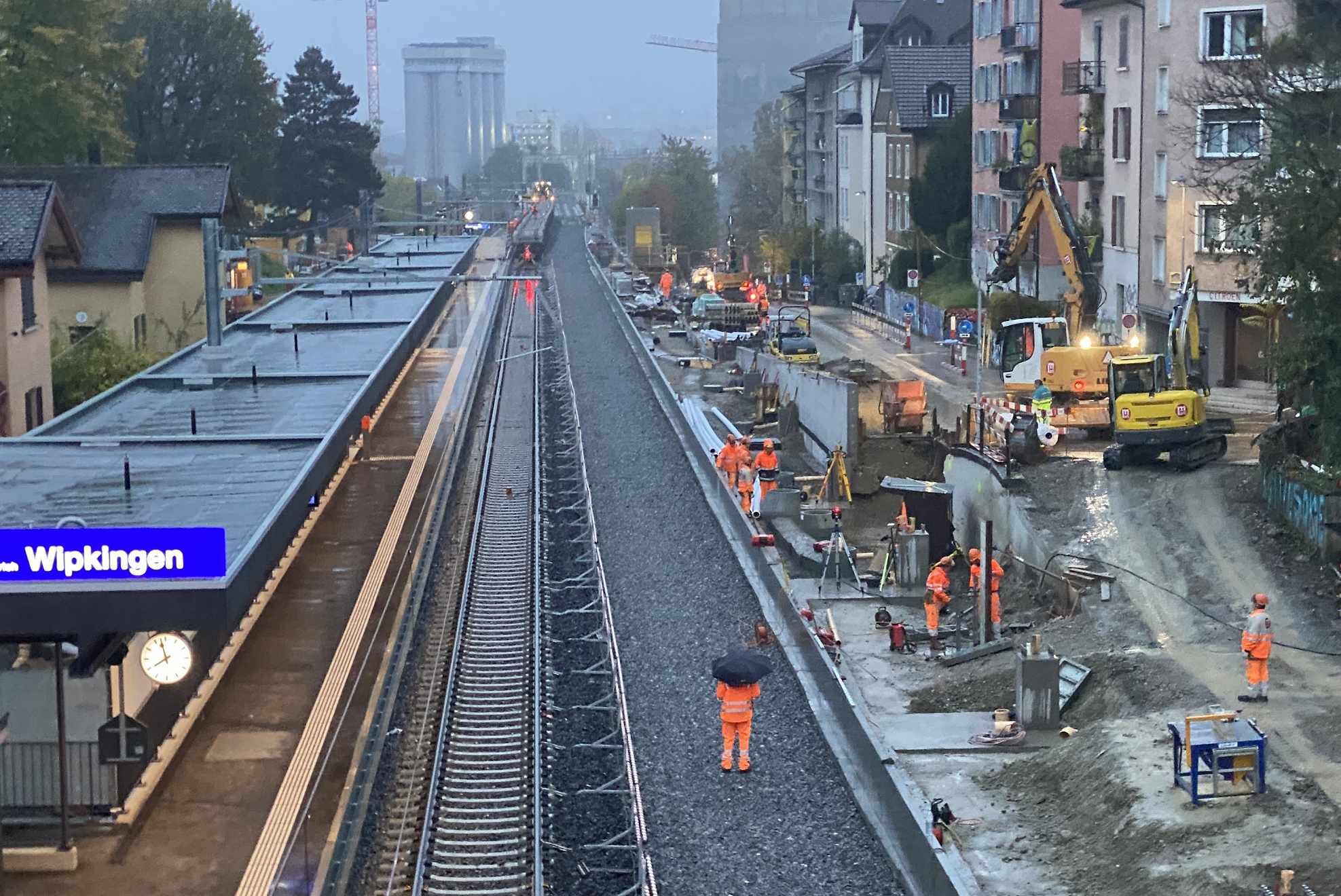2024-10-23-07.58.57-Bahnhof-Wipkingen-im-Regen-und-OHNE-Gleis-1