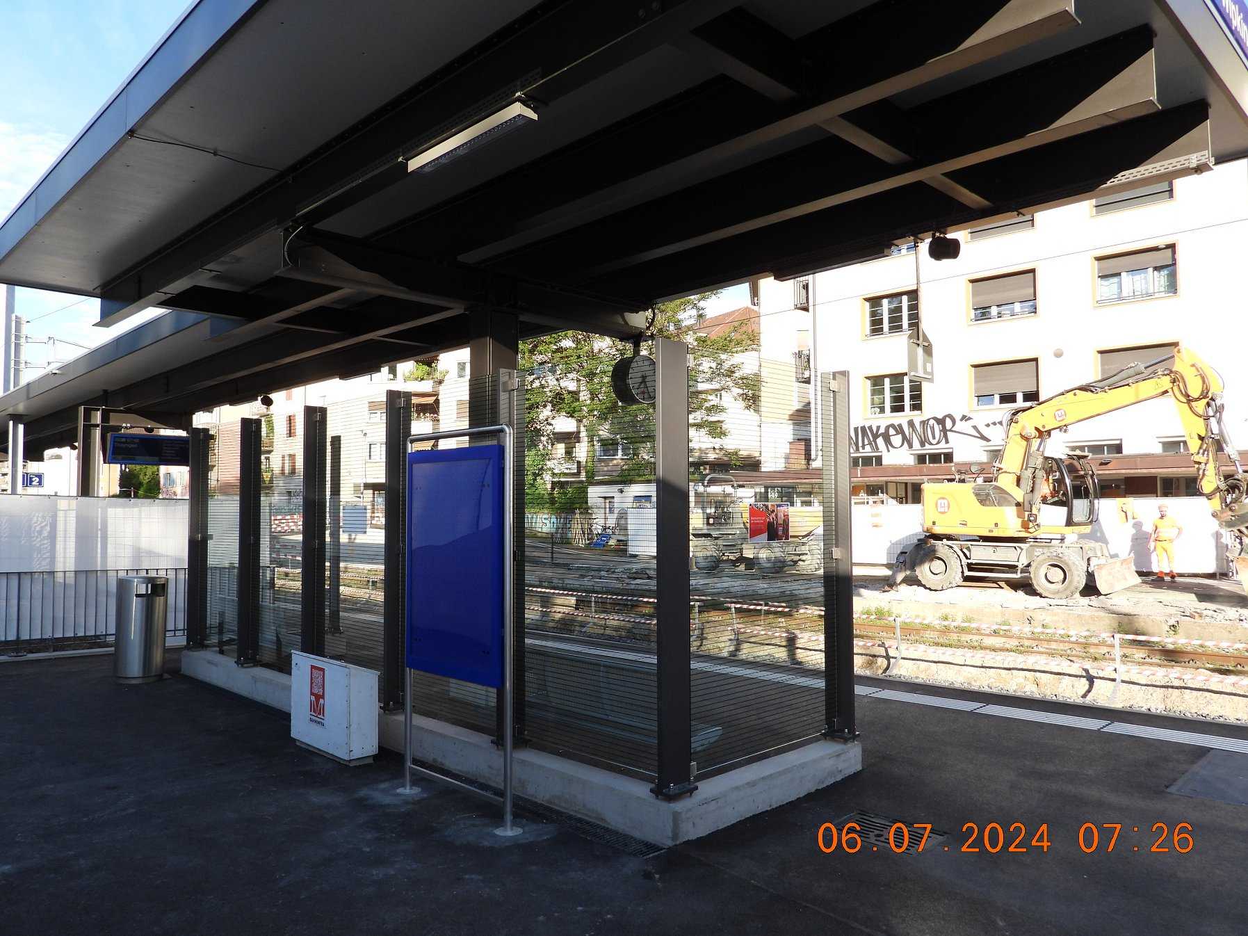 rw027098-Fahrplanstaender-Gleis-2-noch-ohne-Fahrplan