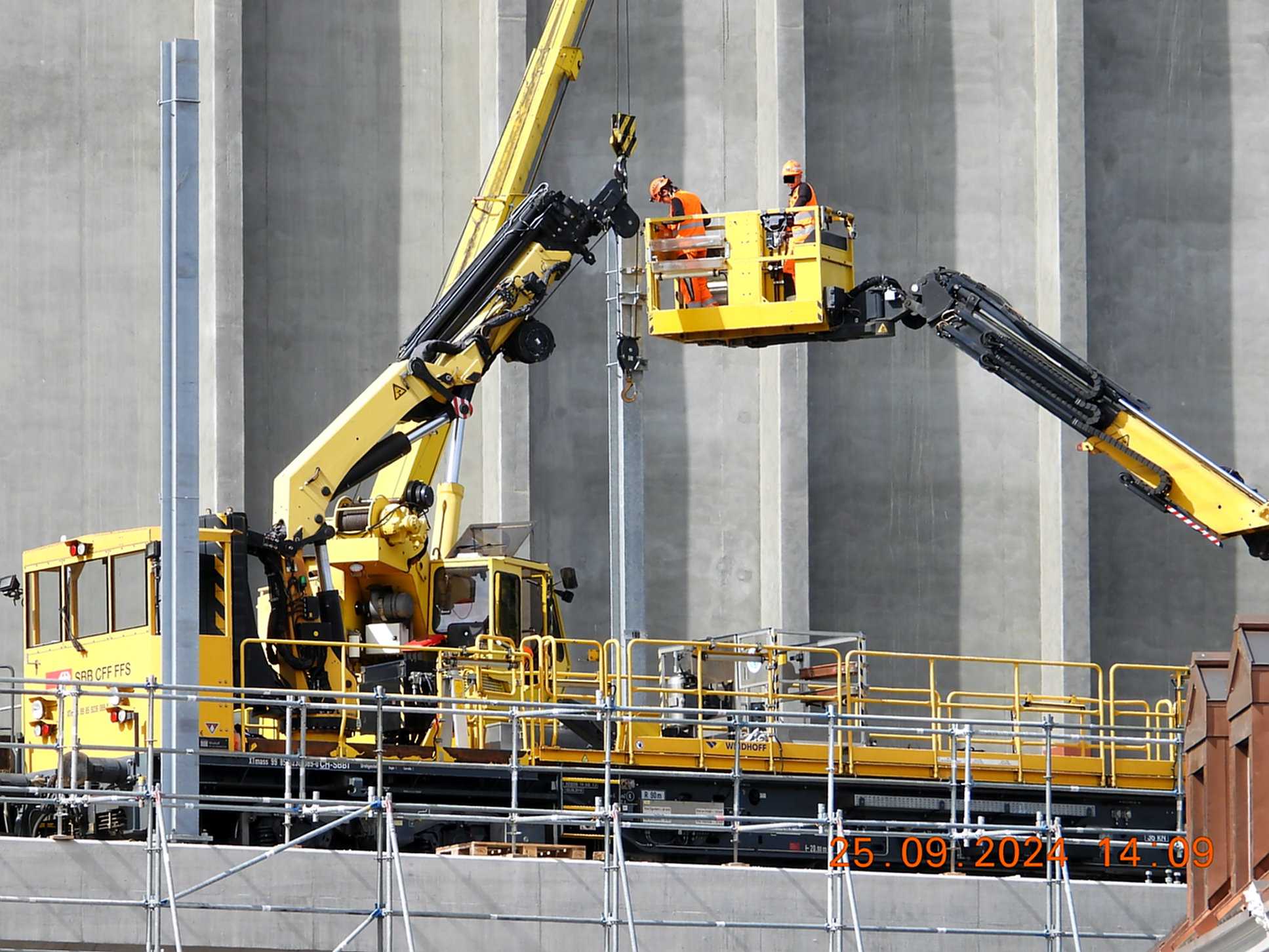 rw030676-web-K-ein-Mast-wird-gesetzt