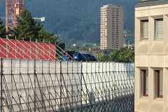 2024-08-28-09.43.00-blaues-Schienenfahrzeug-auf-Viadukt