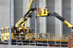 rw030676-web-K-ein-Mast-wird-gesetzt