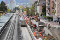 wt115289-gefuellter-LKW-faehrt-rueckwaerts-zum-Abladen-im-Tunnel