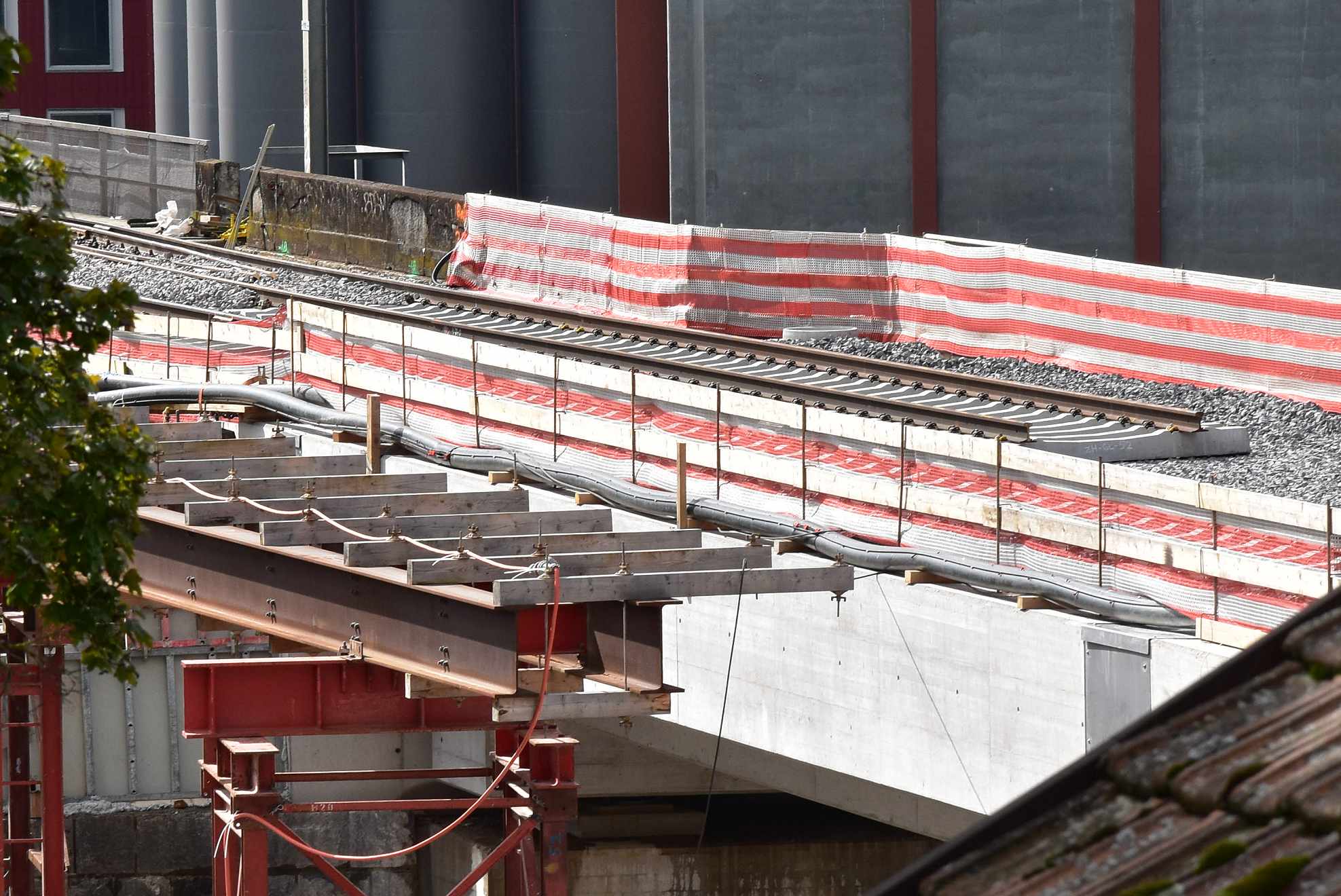 wt113998-Gleis-auf-der-neuen-Bruecke