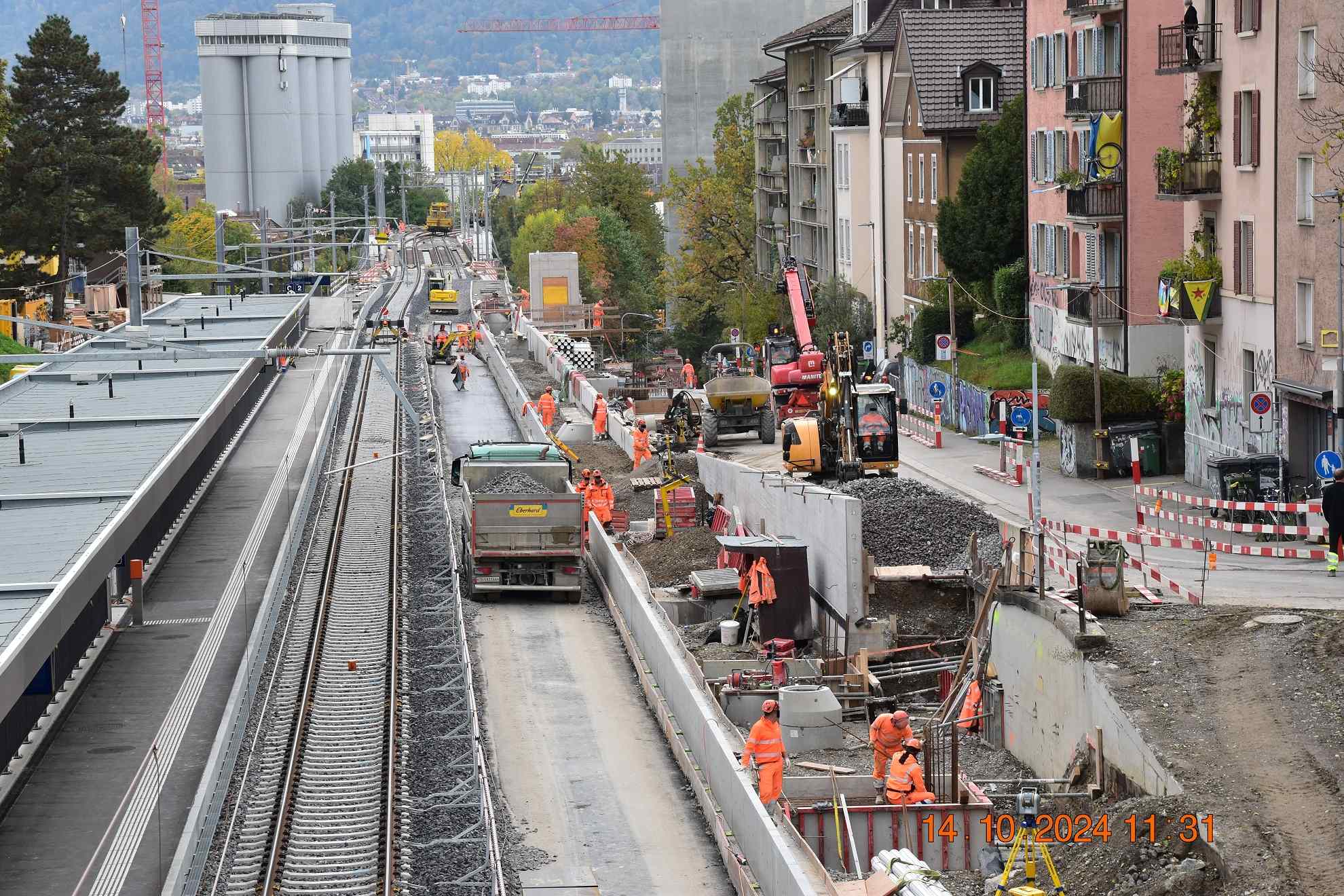 wt115289-gefuellter-LKW-faehrt-rueckwaerts-zum-Abladen-im-Tunnel