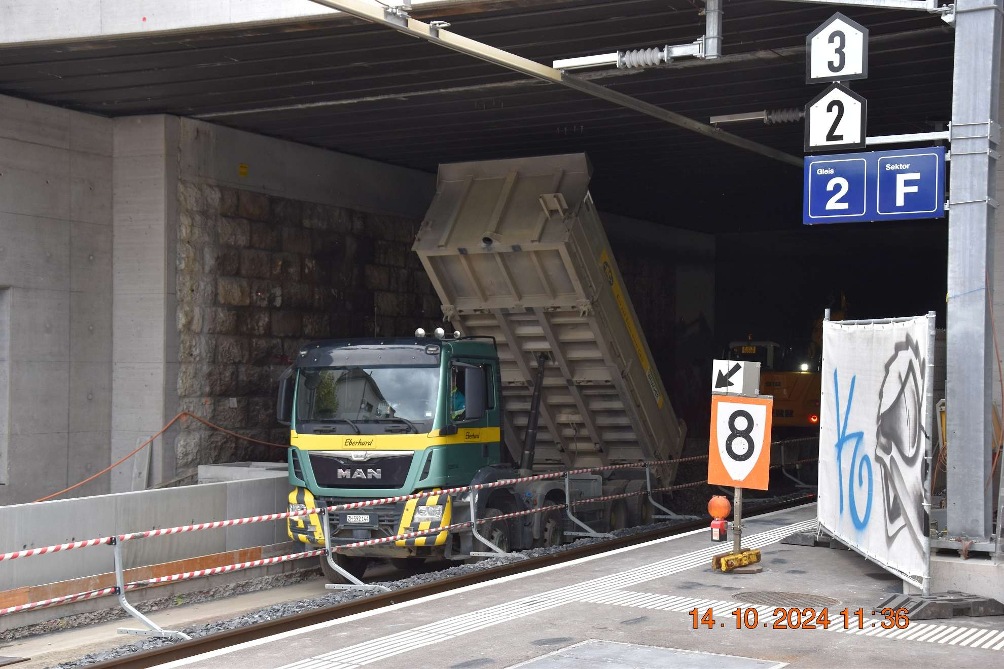 wt115302-gefuellter-LKW-faehrt-rueckwaerts-zum-Abladen-im-Tunnel