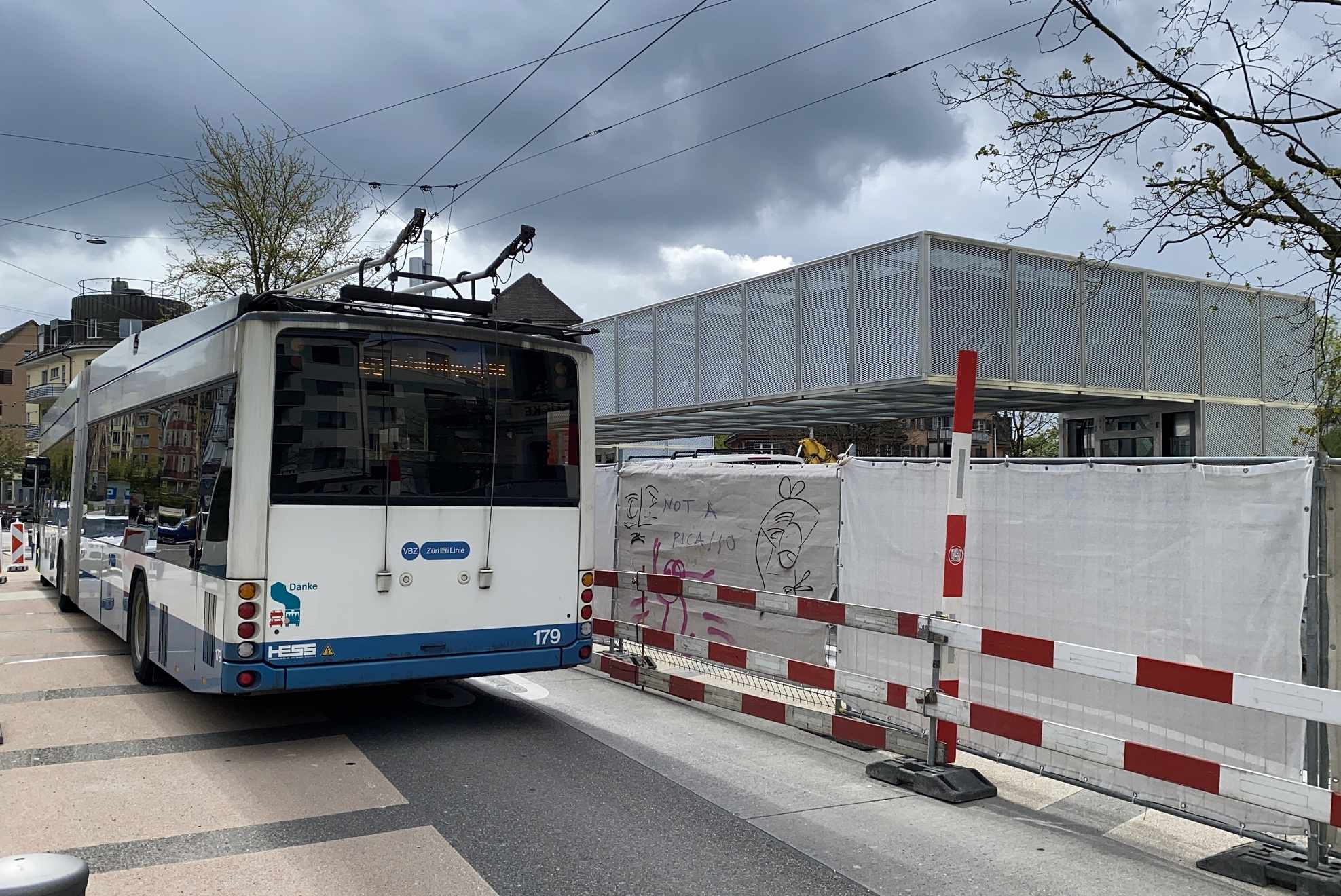 2024-04-25-10.10.22-179-bei-der-Nordbruecke-faehrt-ohne-Fahrleitung