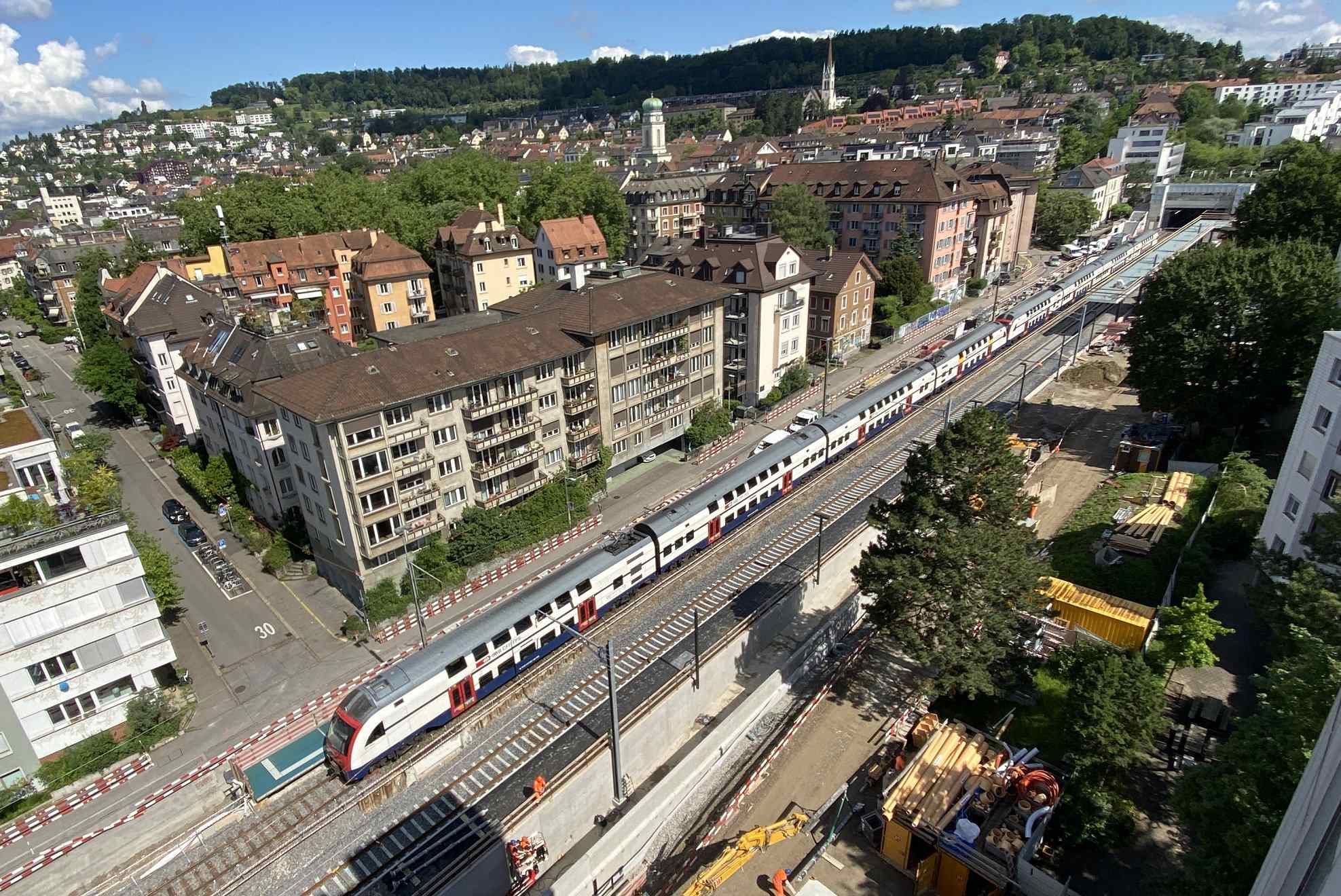 2024-06-12-10.47.28-S24-Doppeltraktion-in-Wipkingen