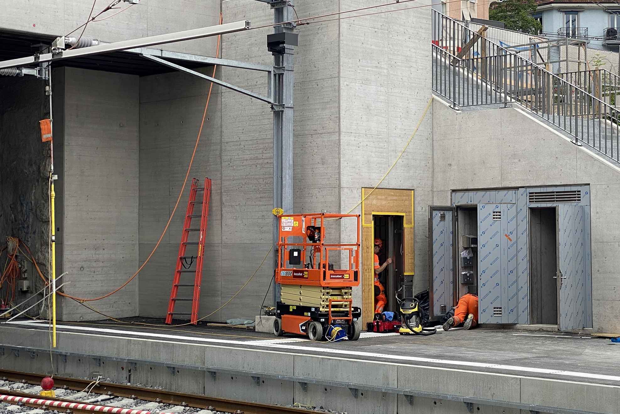 2024-06-20-09.14.07-Neben-Erdungsstangen-wird-am-Lift-zu-Gleis-2-gewerkelt
