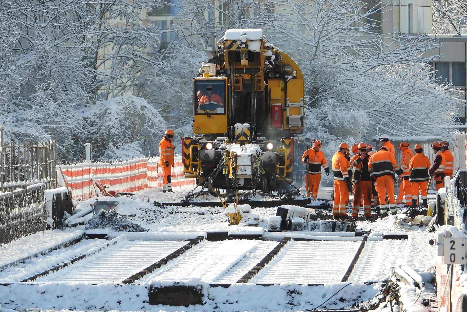 rw019528-web-Arbeiteransammlung-bei-der-Bruecke-Wasserwerkstrasse