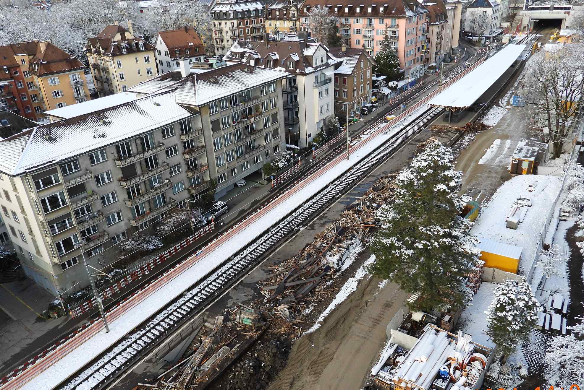 rw019613-web-ganze-Station-mit-halbem-Dach-Tunnel