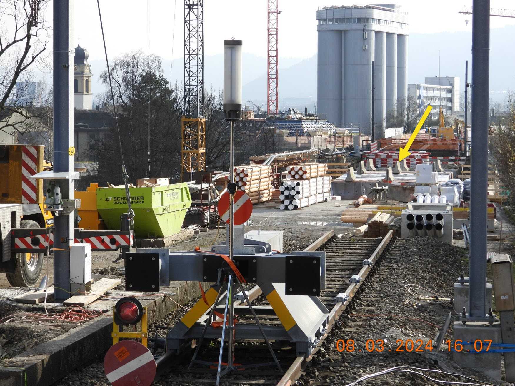 rw022342-Gleisende-auf-der-neuen-Bruecke-stehen-Betonelemente