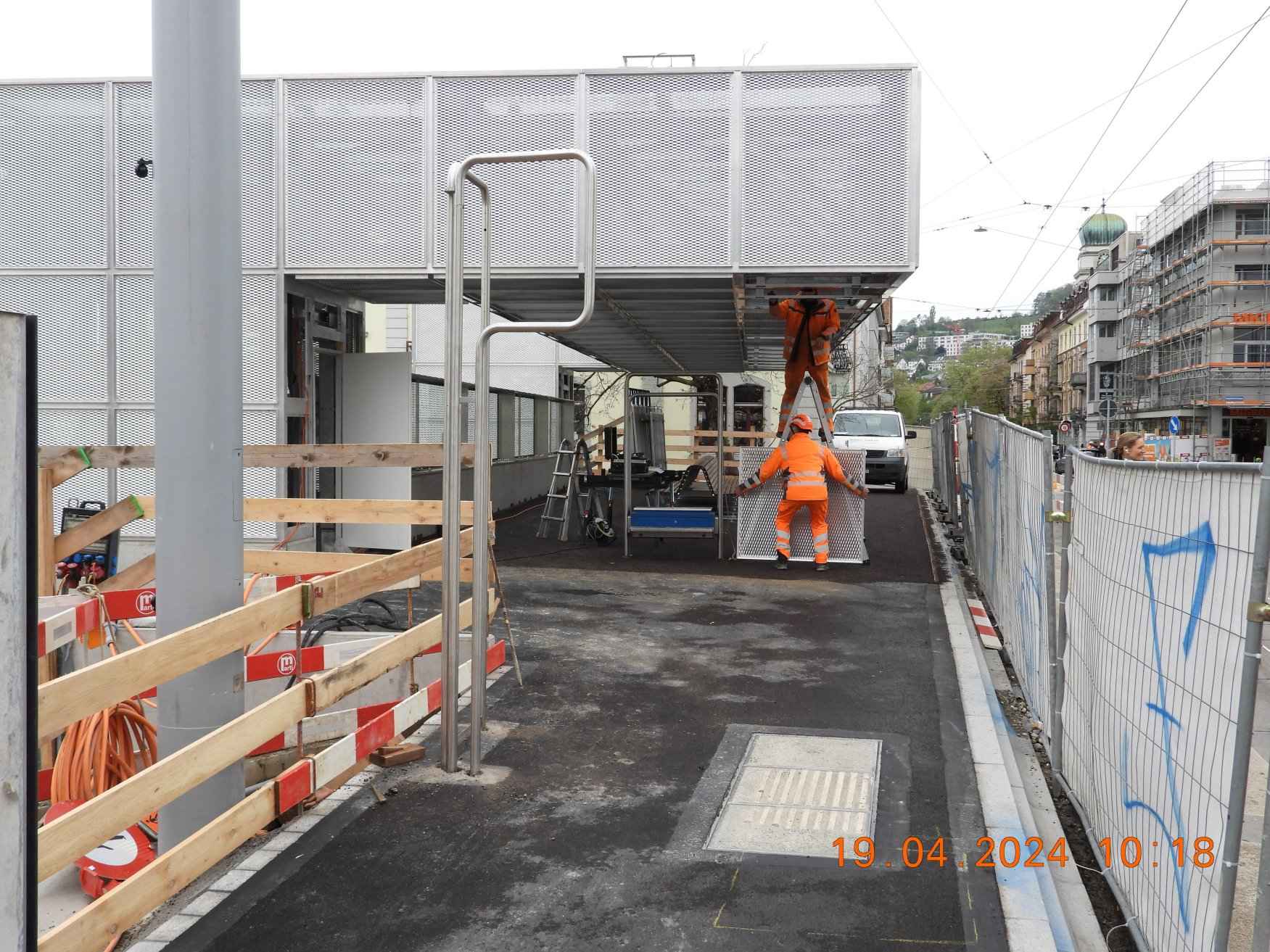 rw024618-Deckengitter-beim-Monster-werden-eingehaengt