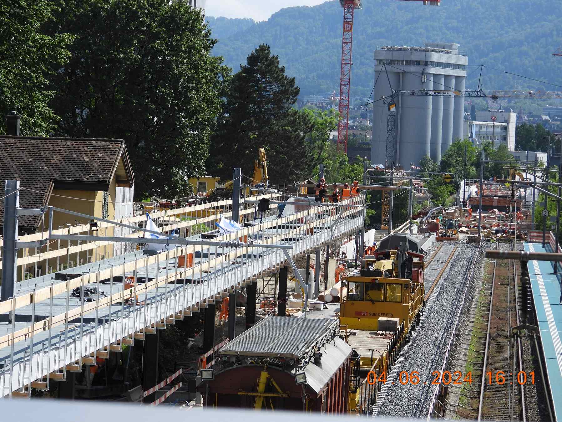 rw026039-Bauzug-vor-Perrondach-von-oben-gesehen
