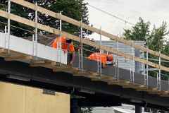 2024-06-20-09.10.05-Es-werden-dunkle-Seitenteile-montiert