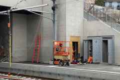 2024-06-20-09.14.07-Neben-Erdungsstangen-wird-am-Lift-zu-Gleis-2-gewerkelt
