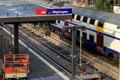 2024-06-28-07.49.06-Bahnhof-Wipkingen-Gleis-2-Namensschild-neben-Erdungsstange