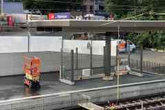 2024-06-28-07.51.58-Bahnhof-Wipkingen-Gleis-2-Namensschild-neben-Erdungsstange