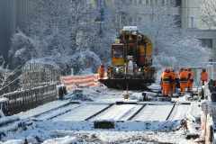 rw019531-web-Arbeiteransammlung-bei-der-Bruecke-Wasserwerkstrasse