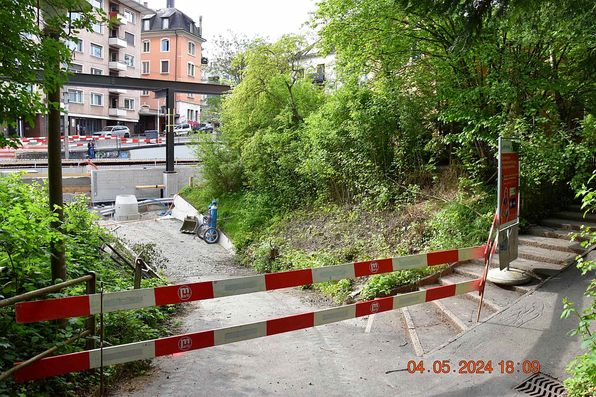 wt106719-Absperrung-ist-etwas-weiter-zurueck