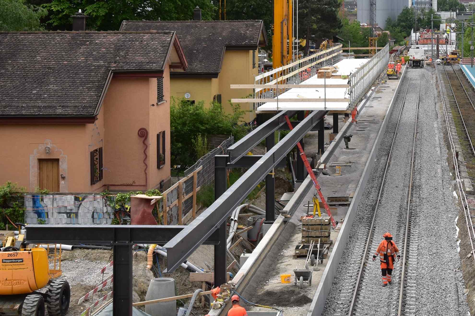 wt107442-Perrondach-wird-noch-etwas-verlaengert