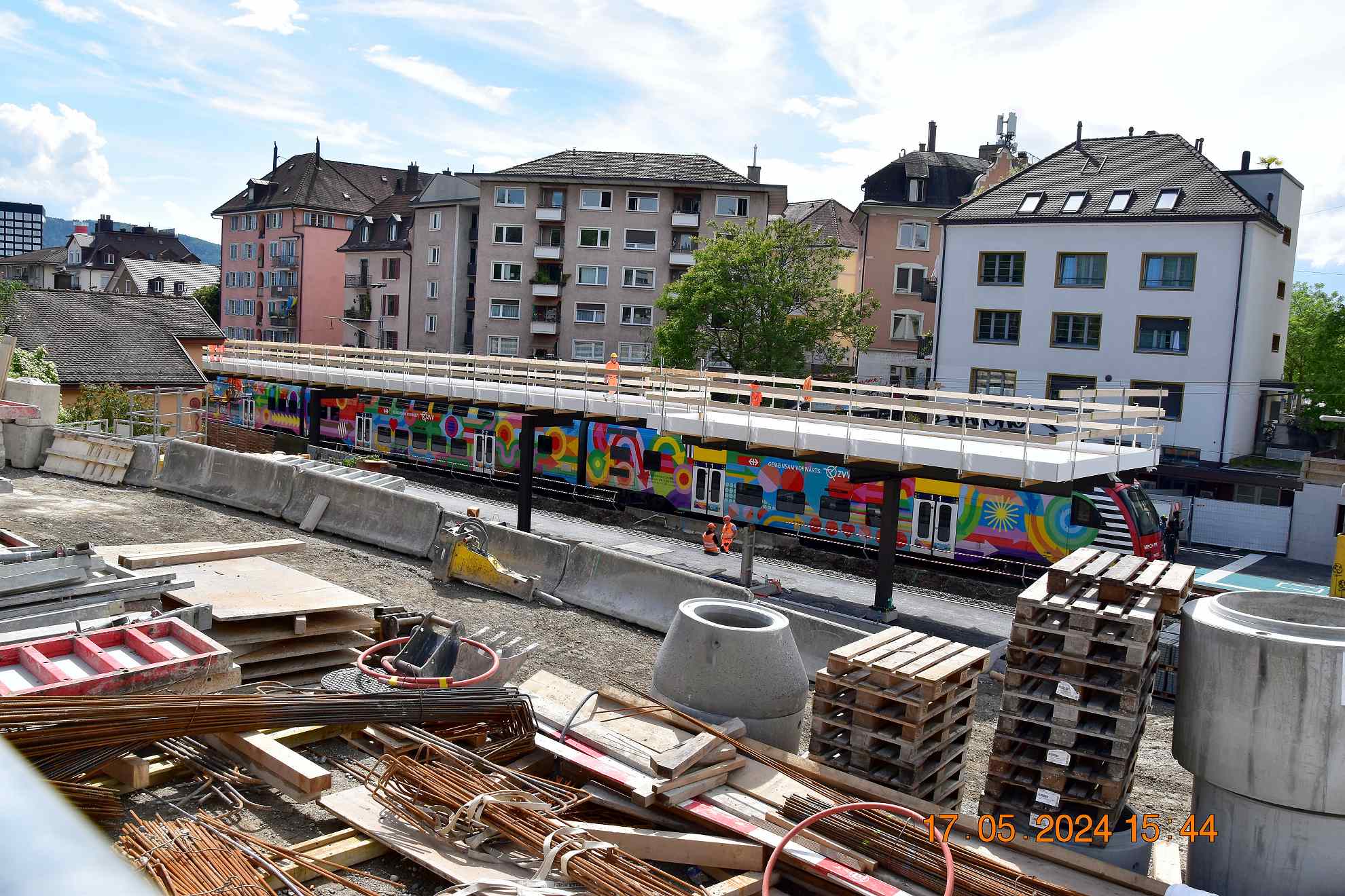 wt107804-ZVV-Werbung-hinter-Perrondach