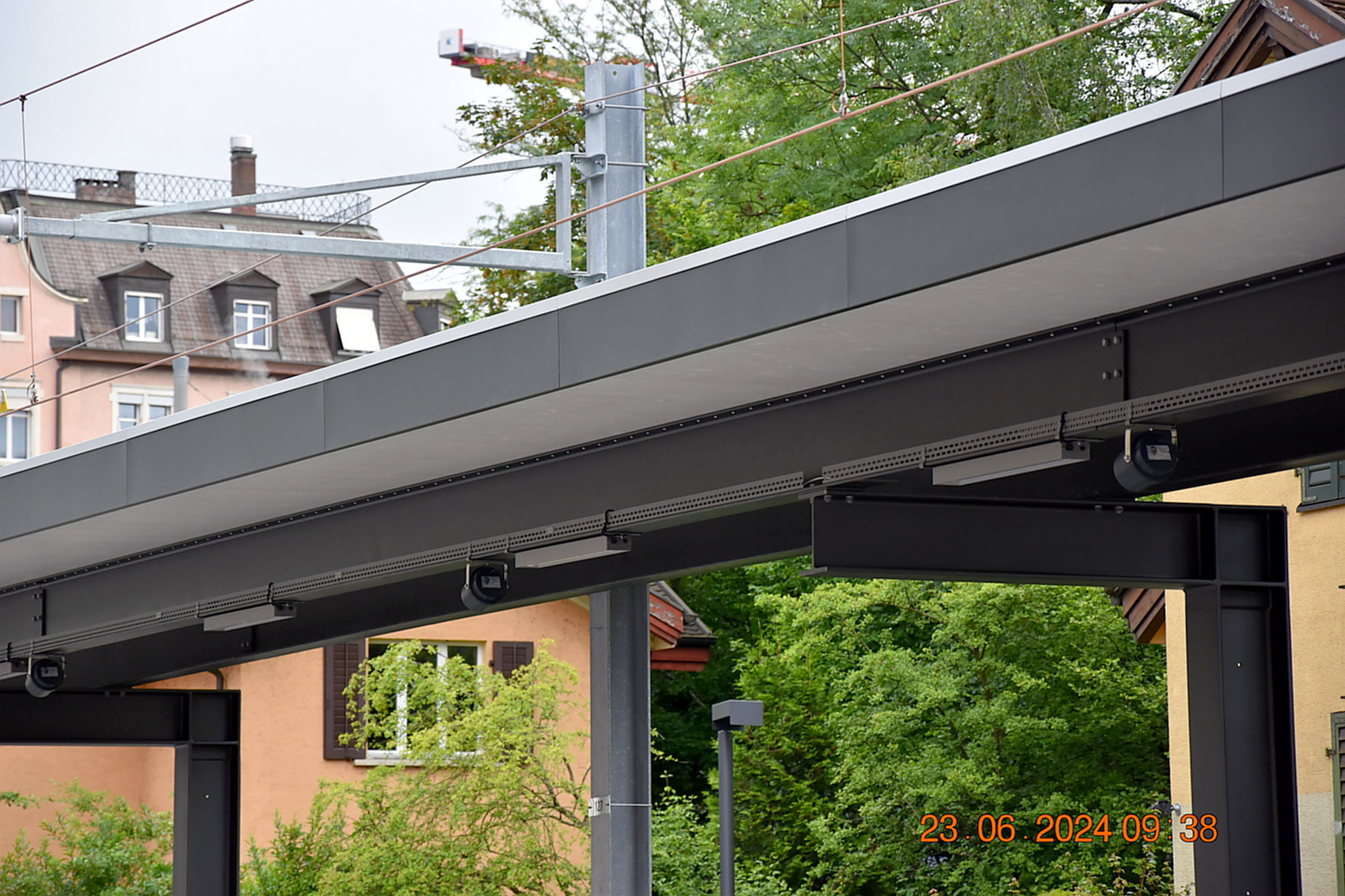 wt110591-Lautsprecher-und-Lampen-haengen-bereits
